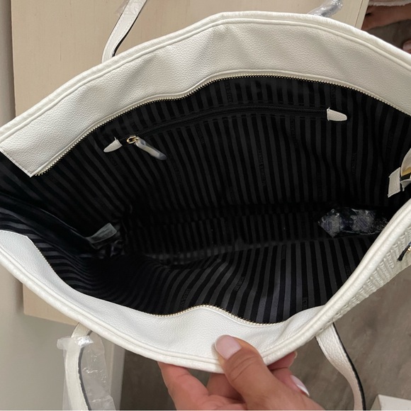 Victoria Secrets - Picture 3 of 3